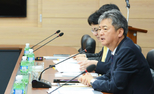 이인호 한국무역보험공사 사장이 26일 전주 상공회의소에서 가진 전북지역 기업들과의 간담회에서 '수출 활력 제고 대책'을 소개하고 있다. <무역보험공사 제공>